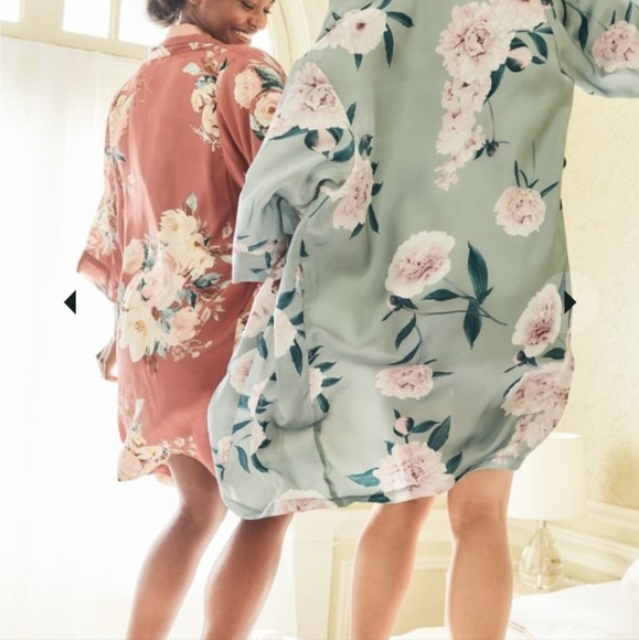 Davids Bridal Floral Robe - Picture 7 of 7